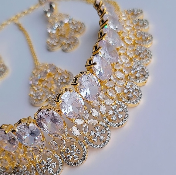 NWT Gold Finish Crystal Clear Simulated diamond Necklace Set Earrings with Tikka - Picture 1 of 4